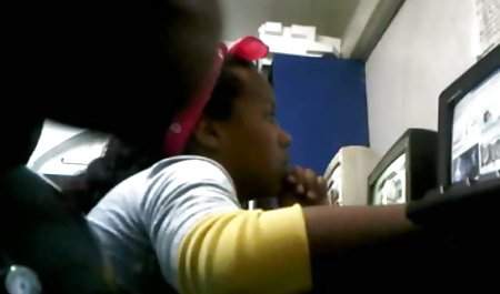 Berlari keliling rumah dengan kamera video amatir yang baru, lelaki itu pertama-tama menarik pacarnya telanjang di depannya, dan kemudian, tidak lagi xxx sma indo menyembunyikan suasana hatinya yang buruk, ia secara kasar meniduri tenggorokannya yang dalam.