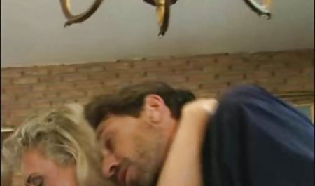 Hanya suaminya yang berpikir bahwa dia adalah ibu rumah tangga yang setia, tetapi begitu dia pergi, seorang kekasih datang kepadanya dan seorang indo sex porn tube pengkhianat jahat menenggelamkannya di lautan cinta dan seks