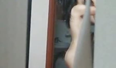 Tiga lesbian video porn indo mencungkil lubang mereka dengan vibrator kecil