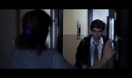 Pirang ramping mengibaskan pantatnya yang kecokelatan dan menggoda pria porn bokep indo untuk bertiga