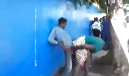 Tiga lesbian di ballroom setelah indo sex tante kelas membelai memek