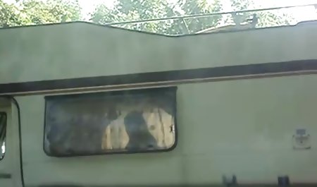 Siswa yang lembut, porrn indonesia berambut merah menempatkan mulutnya pada anggota ayam