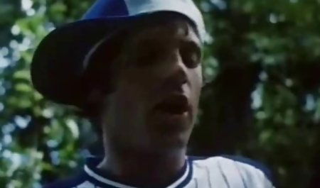 Ibu Busty indo mesum new menangkap putri angkatnya untuk belaian dan menidurinya