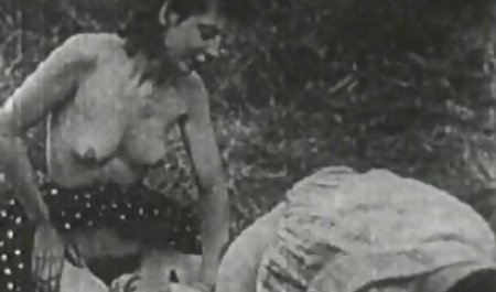 Ibu Rusia indo xhamster seksi mengajarkan putri temannya cara melakukan blowjob