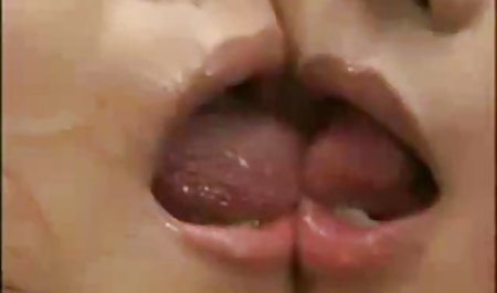 Blonde Maggie memasukkan celana dalamnya ke dalam vagina xxx bokep sma indonesia dan meraba kelentitnya