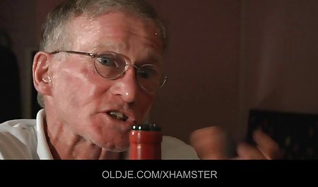 Babe seksi bokep perkosa indo menyalakan skype dan masturbasi vagina untuk putranya