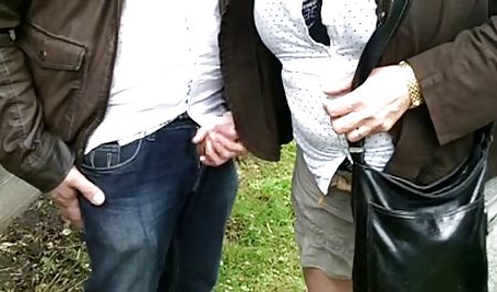 Brunette besar berambut cokelat bigo live indo porn berputar di tiang di sebuah bar